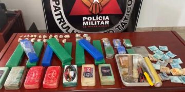 A Polícia Militar apreendeu mais de 25 kg de crack e maconha no bairro Jardim Europa, em Araxá
