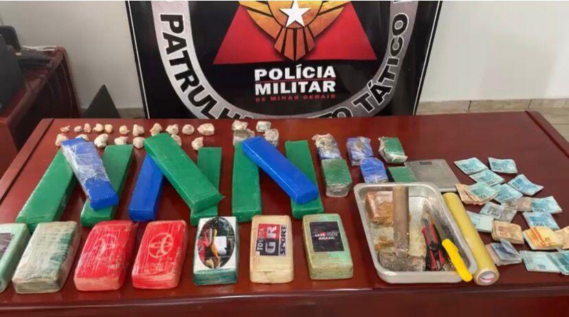 A Polícia Militar apreendeu mais de 25 kg de crack e maconha no bairro Jardim Europa, em Araxá