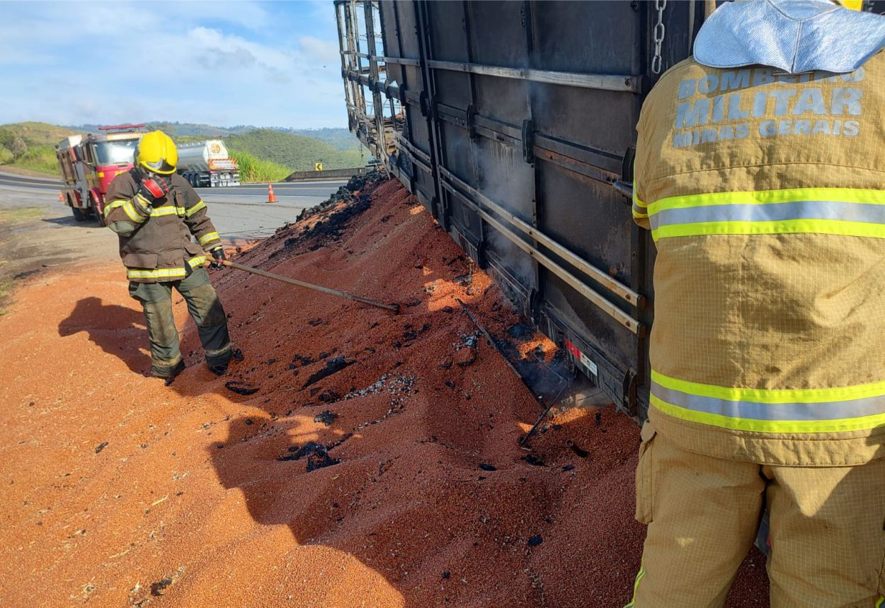 Carreta pega fogo em Campos Altos